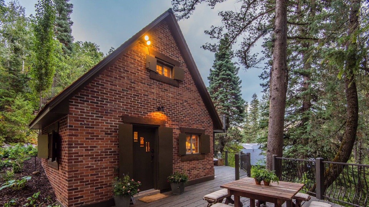 Sundance Cottage | Wee Cottage- Unparalleled Charm, Tiny House, Enchanting Setting, Hot Tub