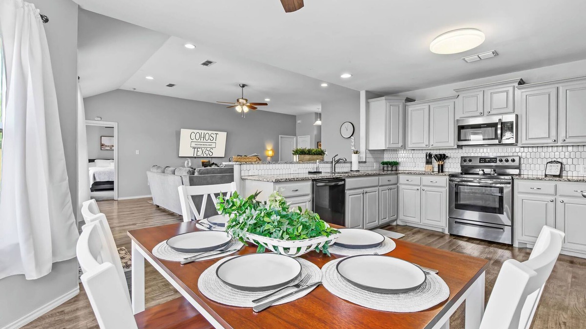 Abilene House | Weekday Summer Deals ~ Near Dyess ~Dogs OK~ Sleeps 8 ~ 5 Stars ~ Spacious ~Clean