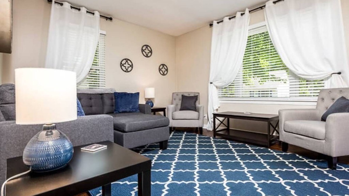 Lansing House | Weekday Work Trip or Weekend Fun: We fit everyone