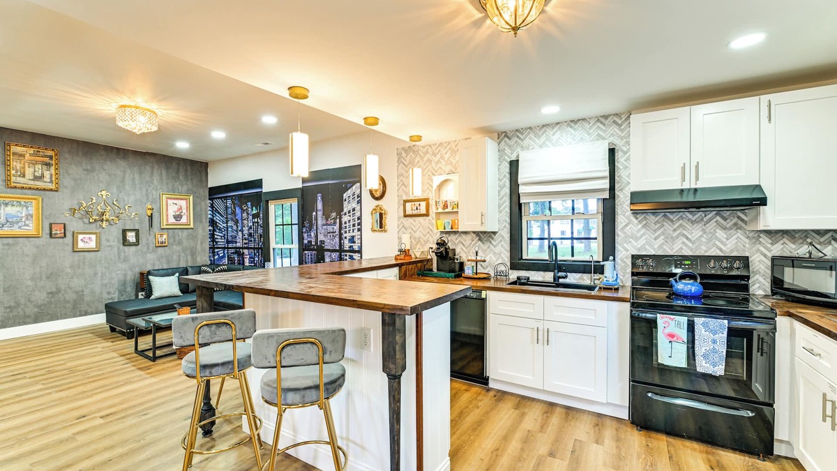 Cornelius House | Weekend Getaway in Cornelius: Walk to Dining!