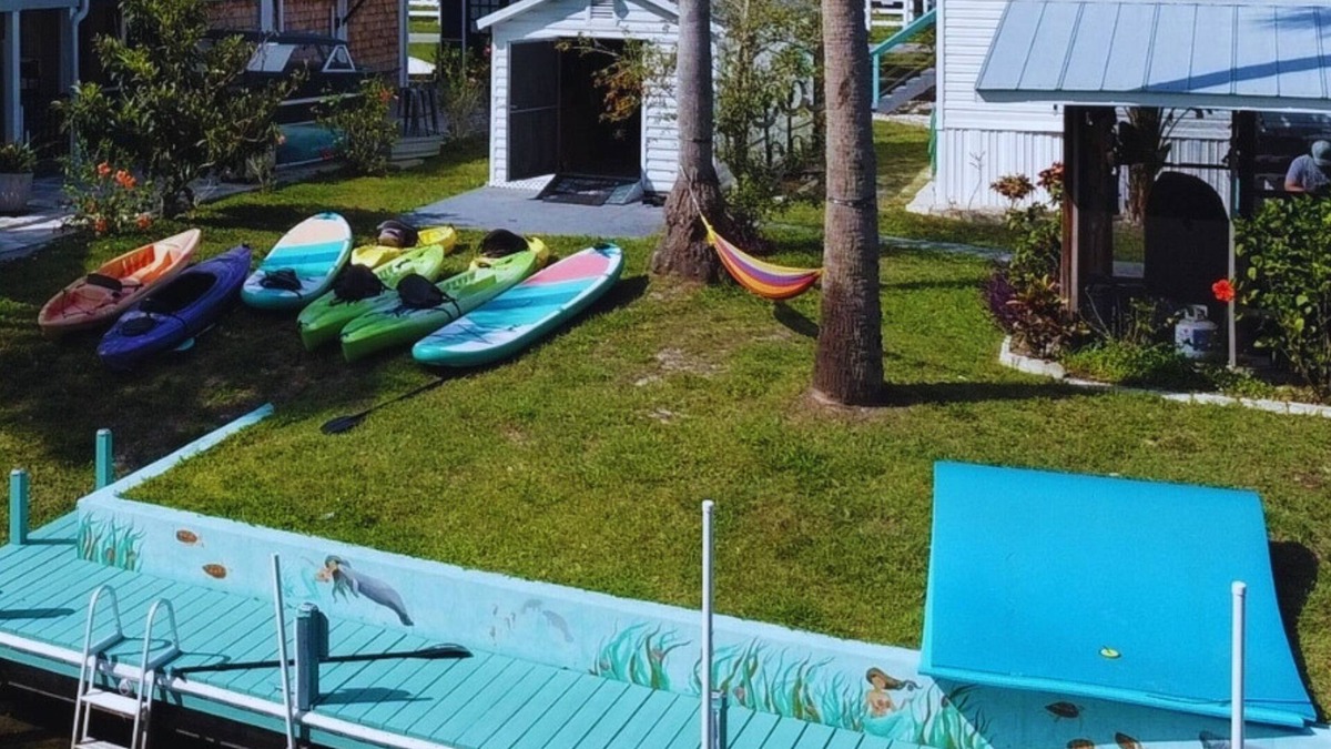 Weeki Wachee Gardens House | Weeki Mermaid Retreat - Kayaks, SUPs, Dock & Lanai