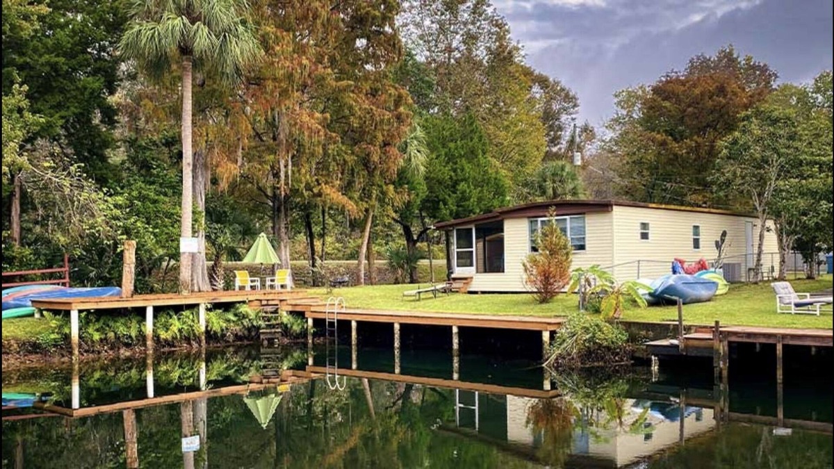 Weeki Wachee Gardens Cottage | Weeki Wachee River Canal home Pet Friendly Includes kayaks