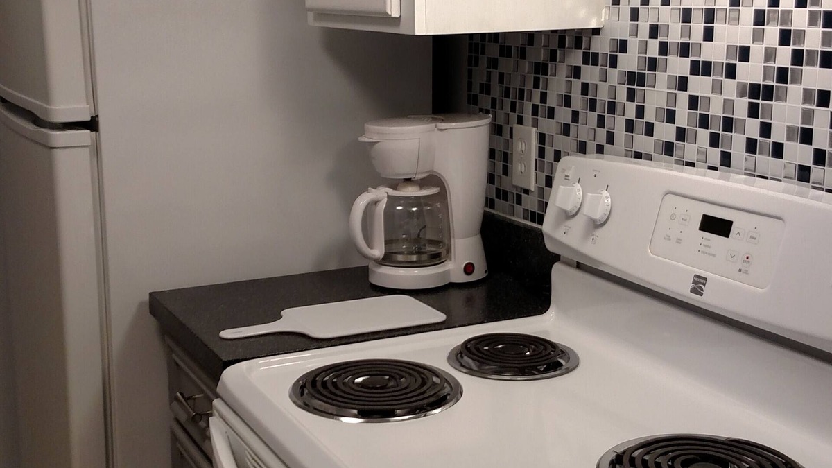 Oconomowoc Condo | Weekly and Monthly Rentals Available! 1 Bedroom/1 Bath Unit!