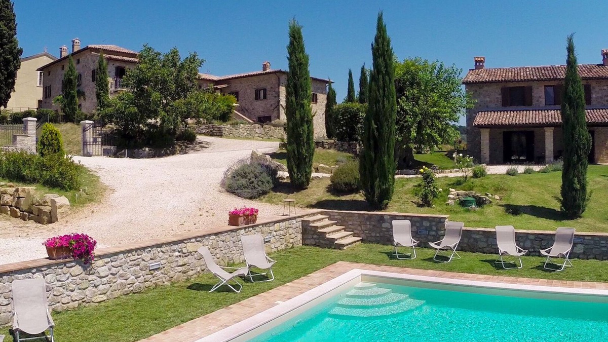 Todi House | WEEKLY RENTALS FOR FAMILY HOLIDAYS - UP TO 24 PEOPLE - 3 COUNTRYHOUSES