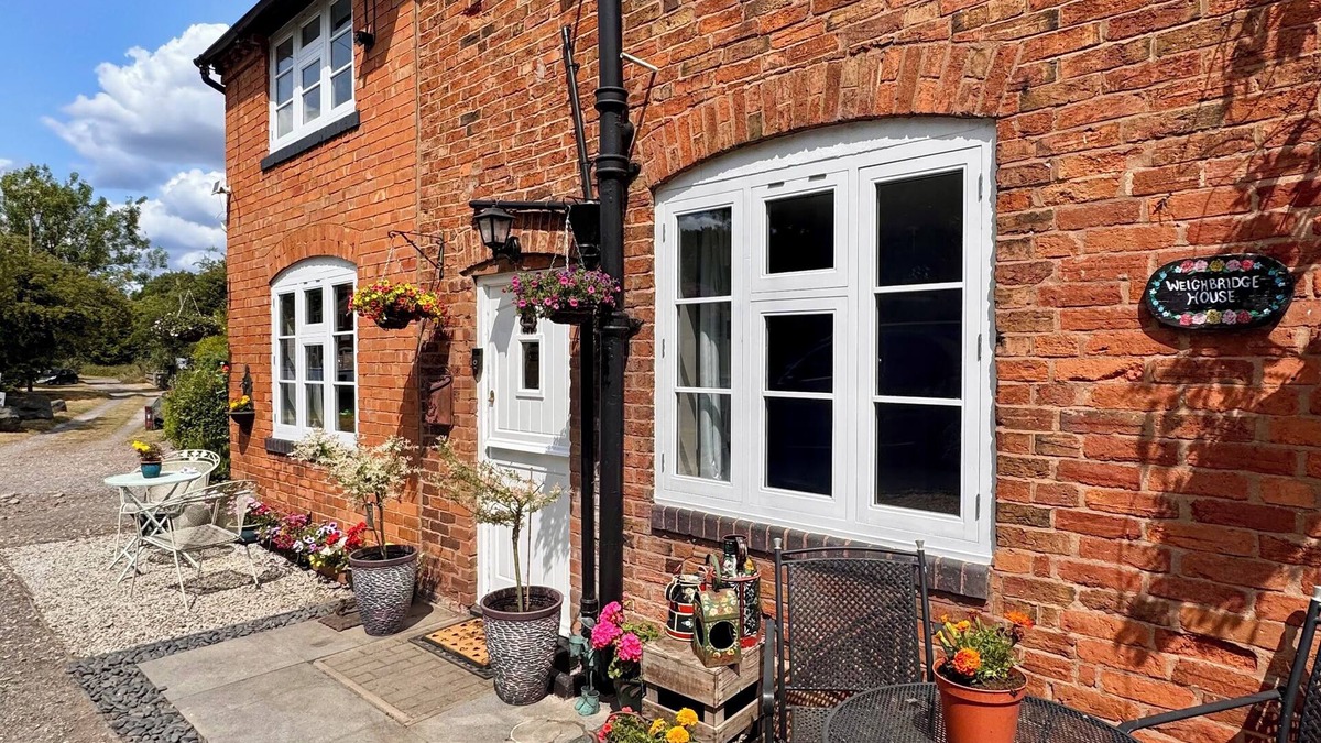 Bromsgrove Cottage | Weighbridge House – 4-Bedroom Canal-Side Cottage in Tardebigge