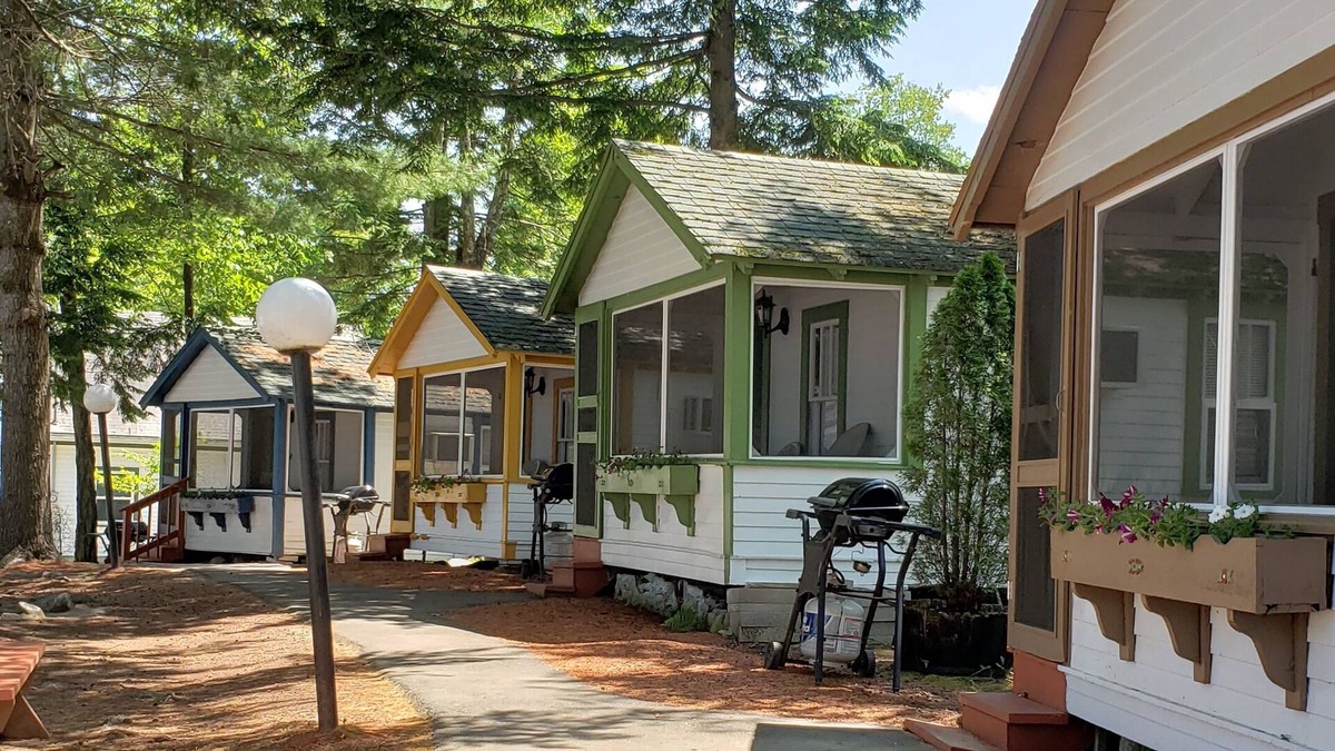 Weirs Beach Hotel | Weirs Beach Motel and Cottages
