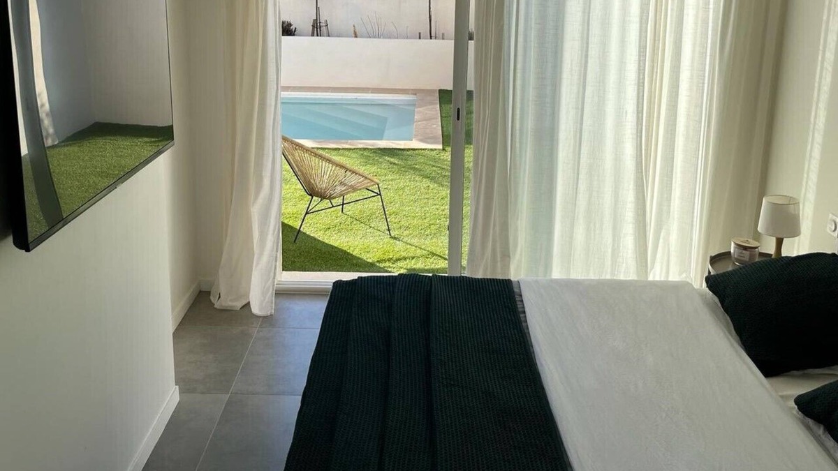 Chateauneuf-les-Martigues House | Welcome to our charming suite with its own private pool!