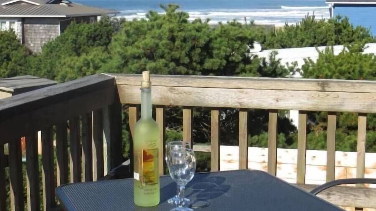 Florence House | Welcome aboard the Captain's Quarters, a 3 bedroom Beach view house.