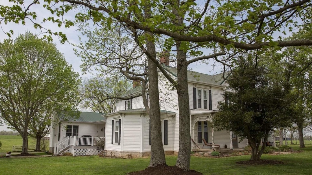 Paris House | Welcome Hall 5 bedroom 1880’s home on 55 acres