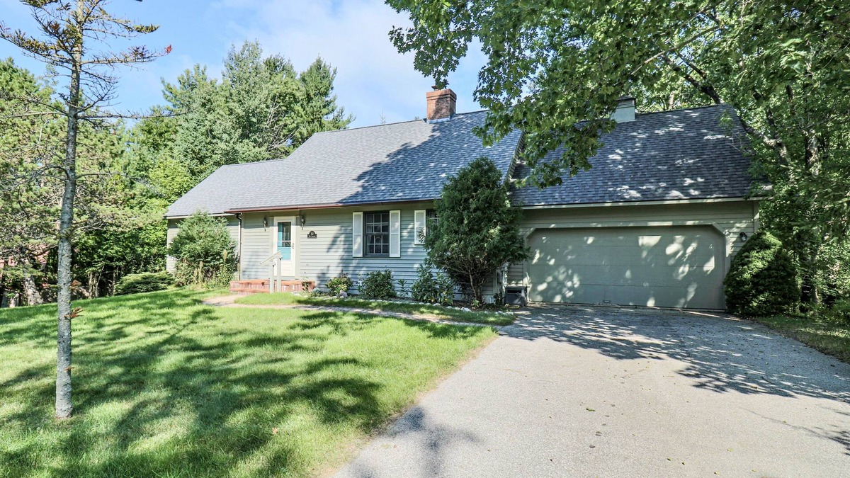Northport House | Welcome Home- Charming 4 Bedroom House in Town