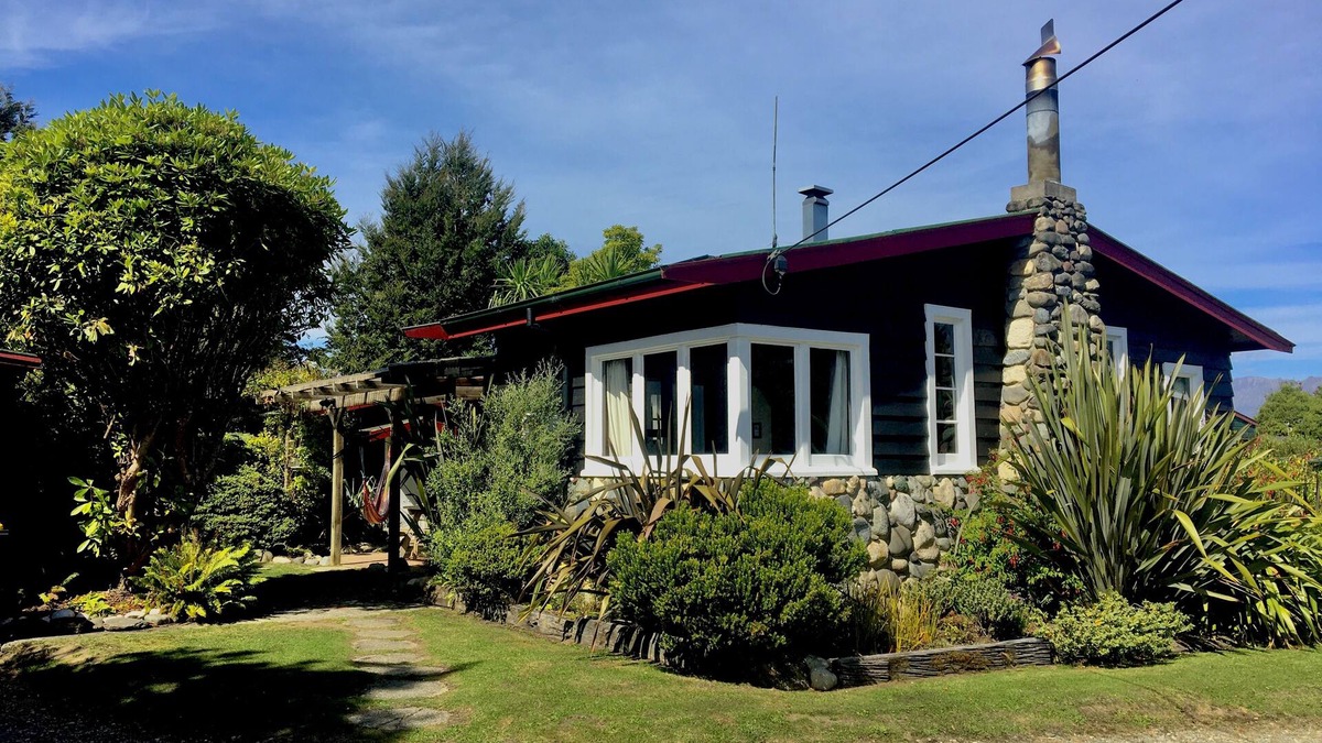 Manapouri House | Welcome Home Cottage, Manapouri, Fiordland
