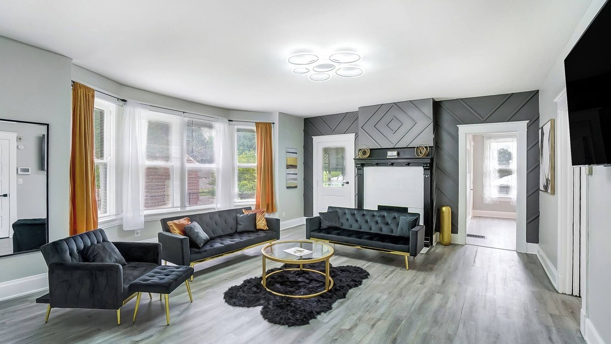 Roselawn Finance House | Welcome Home to this stylish entrainment home! Have fun with the whole family.