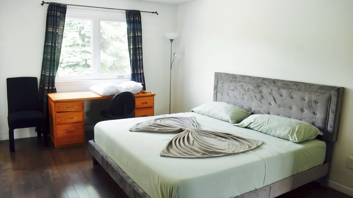 Brampton House | Welcome Home! WOW! Welcome home to this spacious and serene, comfy space for all