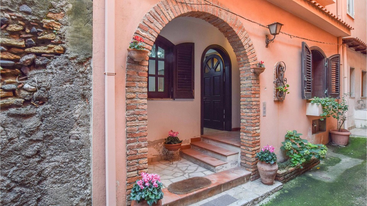 Barcellona Pozzo di Gotto House | Welcome to this lovely cottage close to the sandy beach.