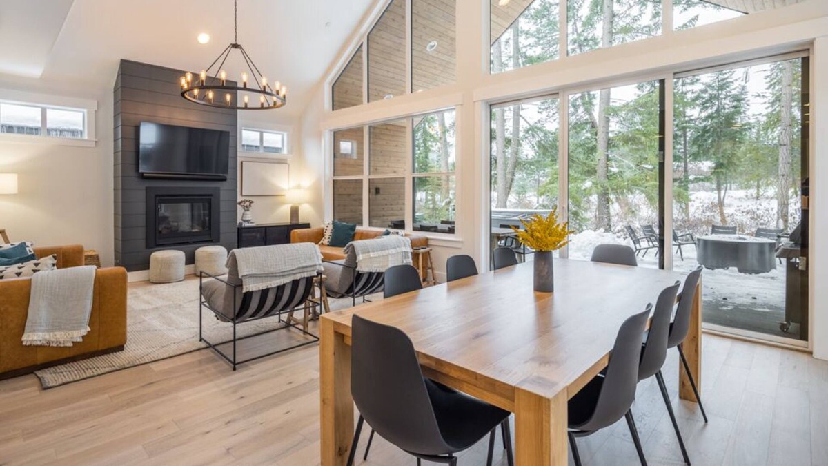 Roslyn House | Welcome to 121 Panorama Drive in the Cabin at the Farm neighborhood.