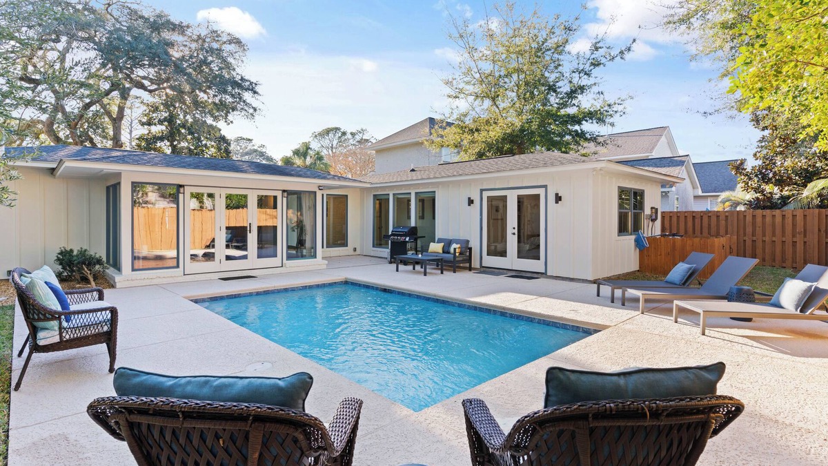 East Beach House | Welcome to a place to unwind, relax and recharge. Sleeps 10