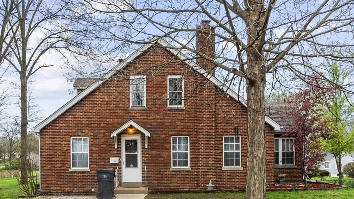 Belleville House | Welcome to a quiet and charming 2-bedroom duplex with lots of amenities
