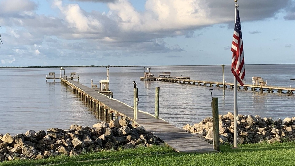 Palacios House | Welcome to "Barn on The Bay" 4bdr w 300' Lighted Pier on Turtle Bay