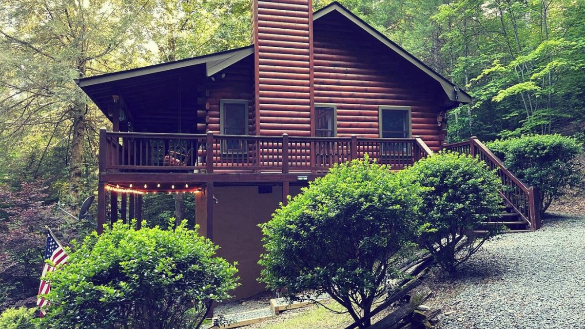 Hidden Lake House | Welcome to Bearadise! Charming cabin 10 minutes to downtown Blue Ridge!