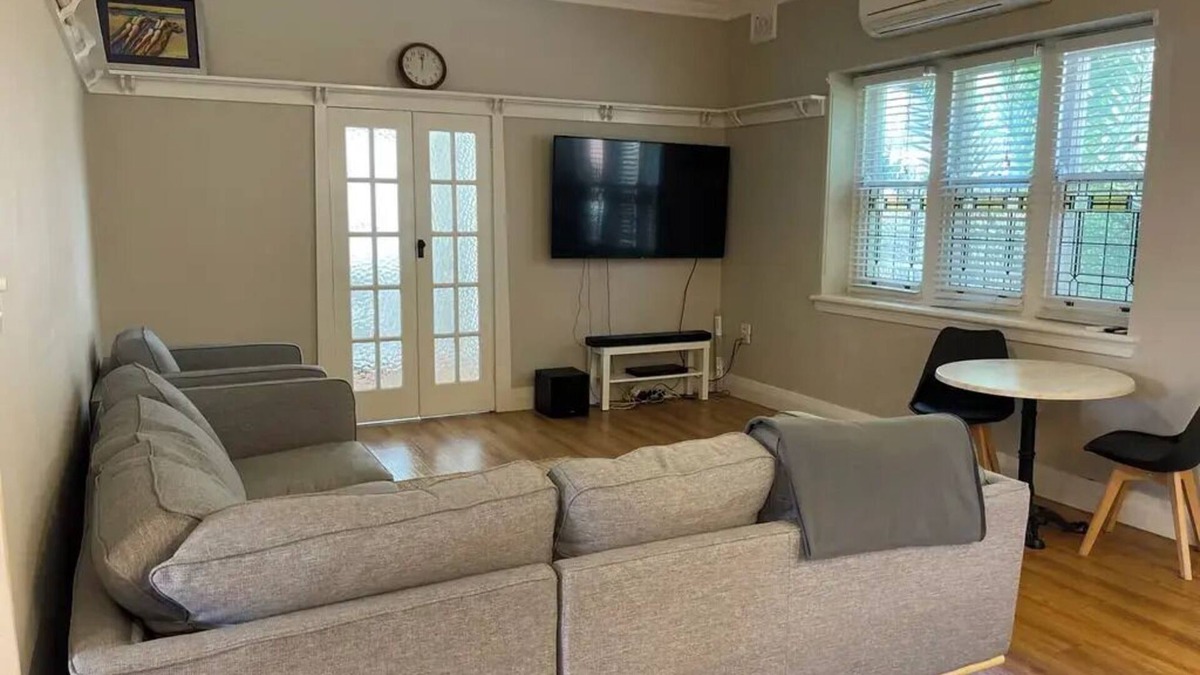 Turvey Park Apartment | Welcome to 'Best Wagga Accommodation': Cheerful 3 bedroom home.