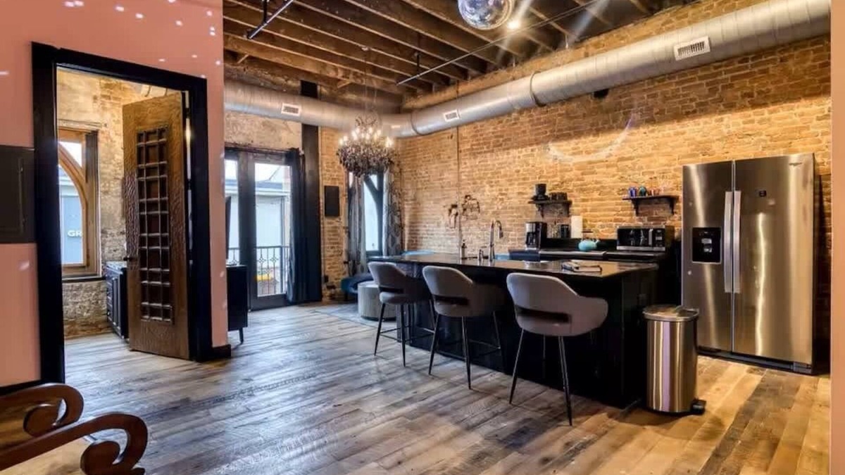 Downtown Springfield Apartment | Welcome to Black Palace-A! A beautiful downtown loft with easy access to everyth