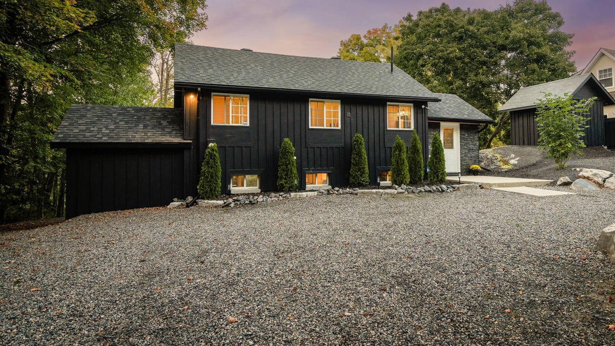 Severn Bridge House | Welcome to Chalet Noir! Waterfront cottage less than 90 mins from Toronto.