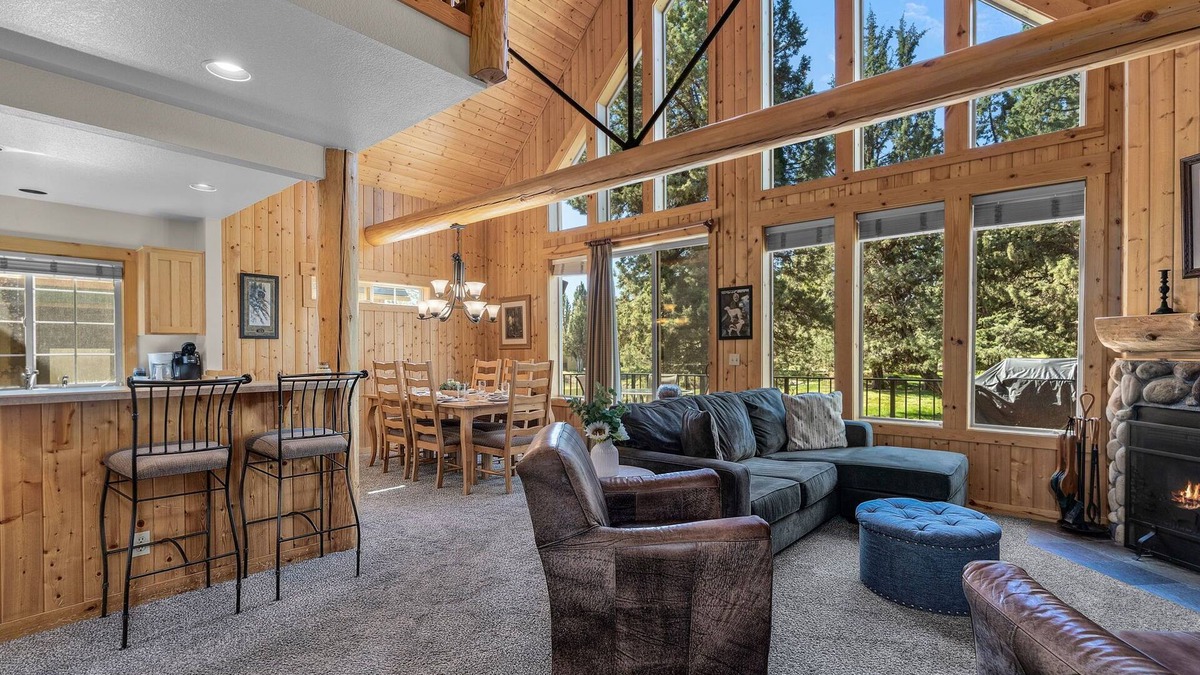 Redmond House | Welcome to Cinnamon Chalet – Your Cozy Escape in Eagle Crest Resort! Dog Friendl