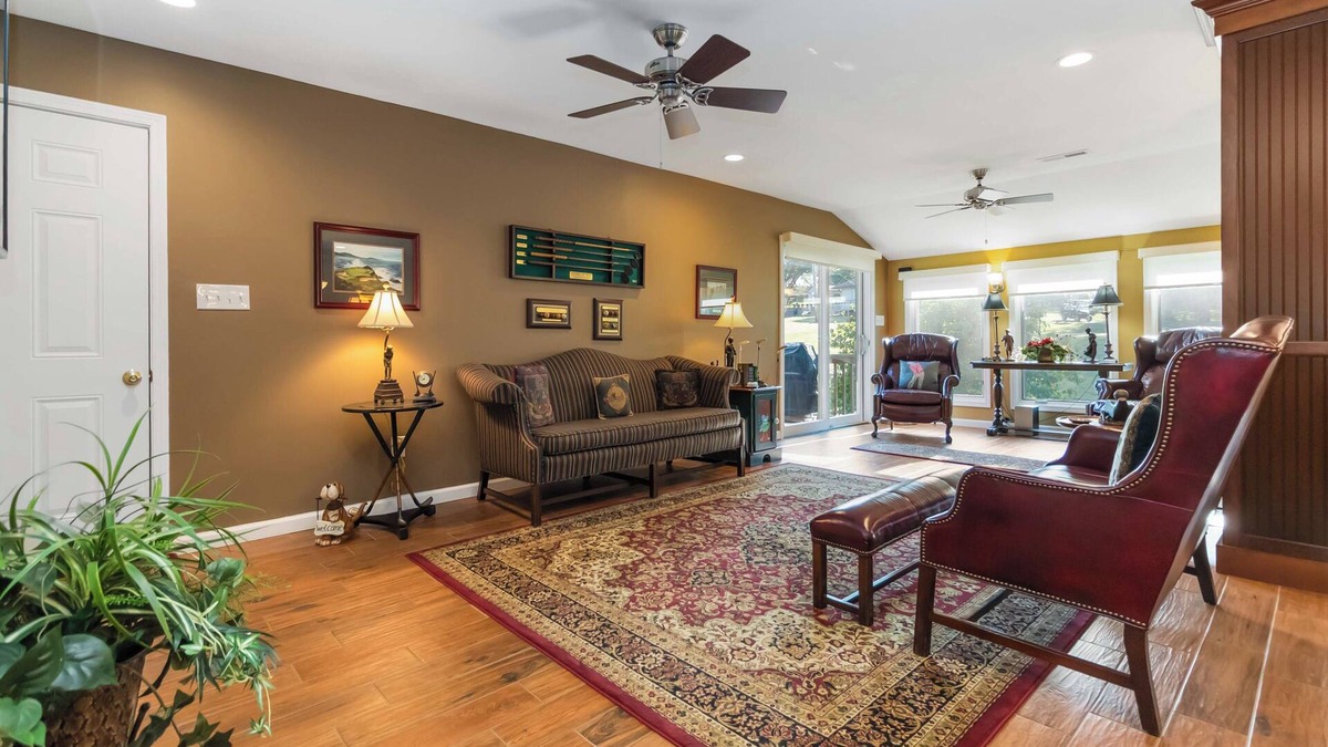 Bronston Condo | Welcome to Double Eagle on Seven- Lake Cumberlands Elegant Golf Side Retreat