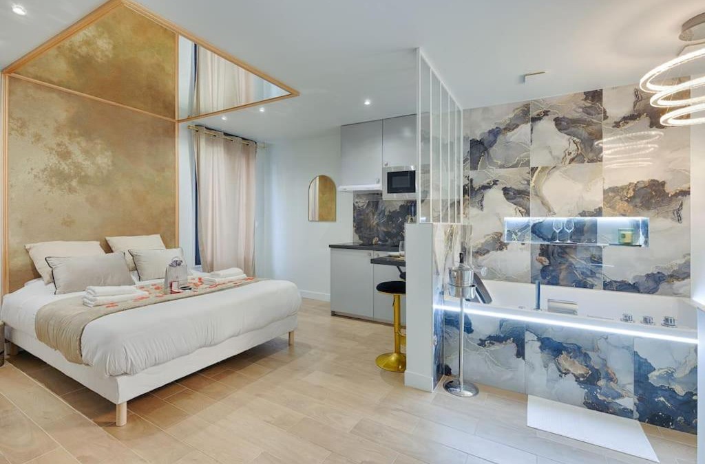 Petit-Ivry Apartment | Welcome to Dubai/Jacuzzi