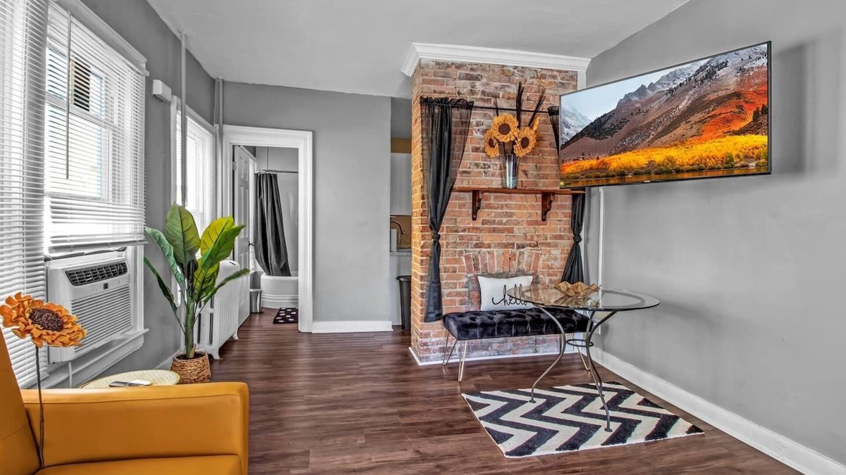 Allentown Apartment | WELCOME to ELMWOOD Ave. A KING BED, Near EVERYTHING!