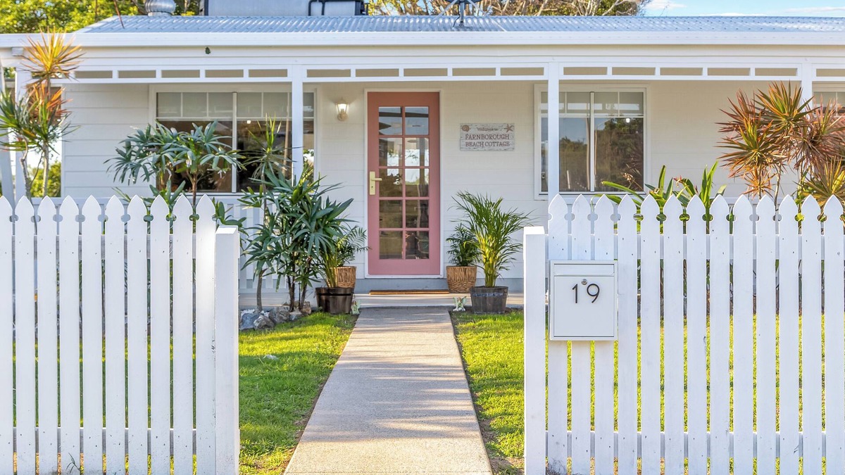 Barlows Hill House | Welcome to Farnborough Beach Cottage!