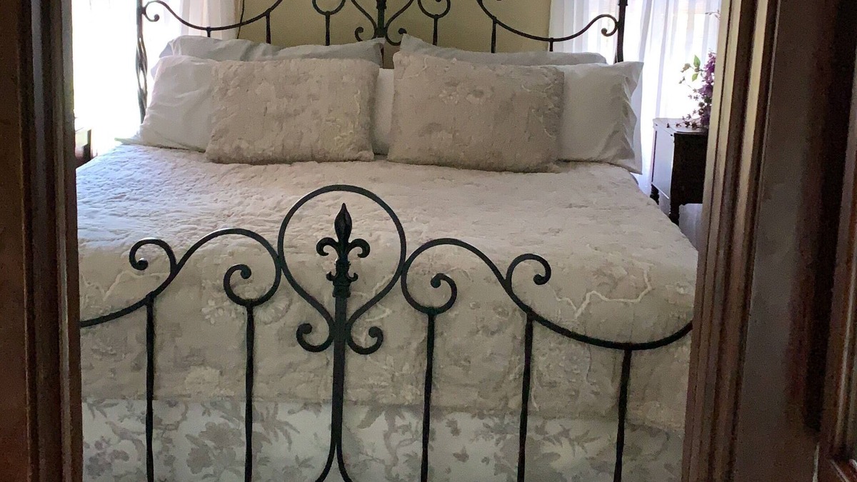 Dixon House | Welcome to Grandma's House! I'd love to host your family&friends! 2 night min!