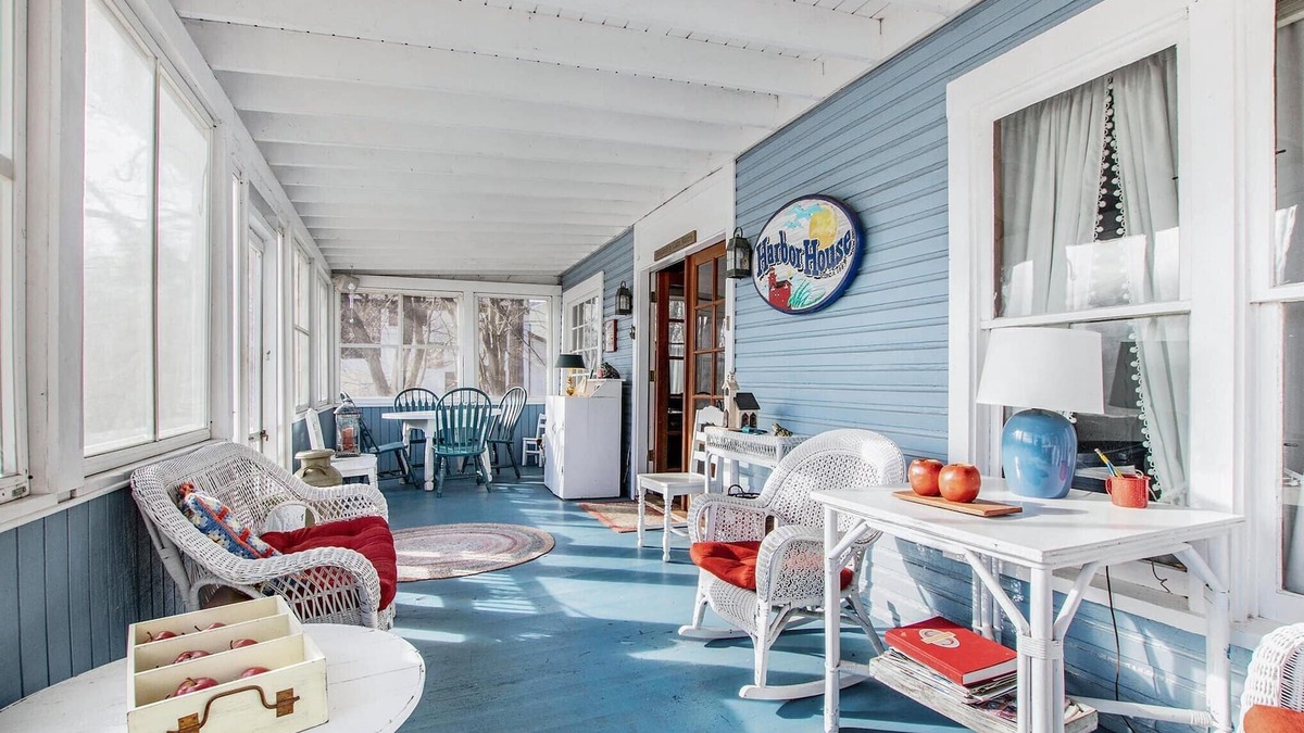 Ottawa Beach House | WELCOME TO HARBOR HOUSE! STEP BACK IN TIME AND RELAX AT THE BEACH.