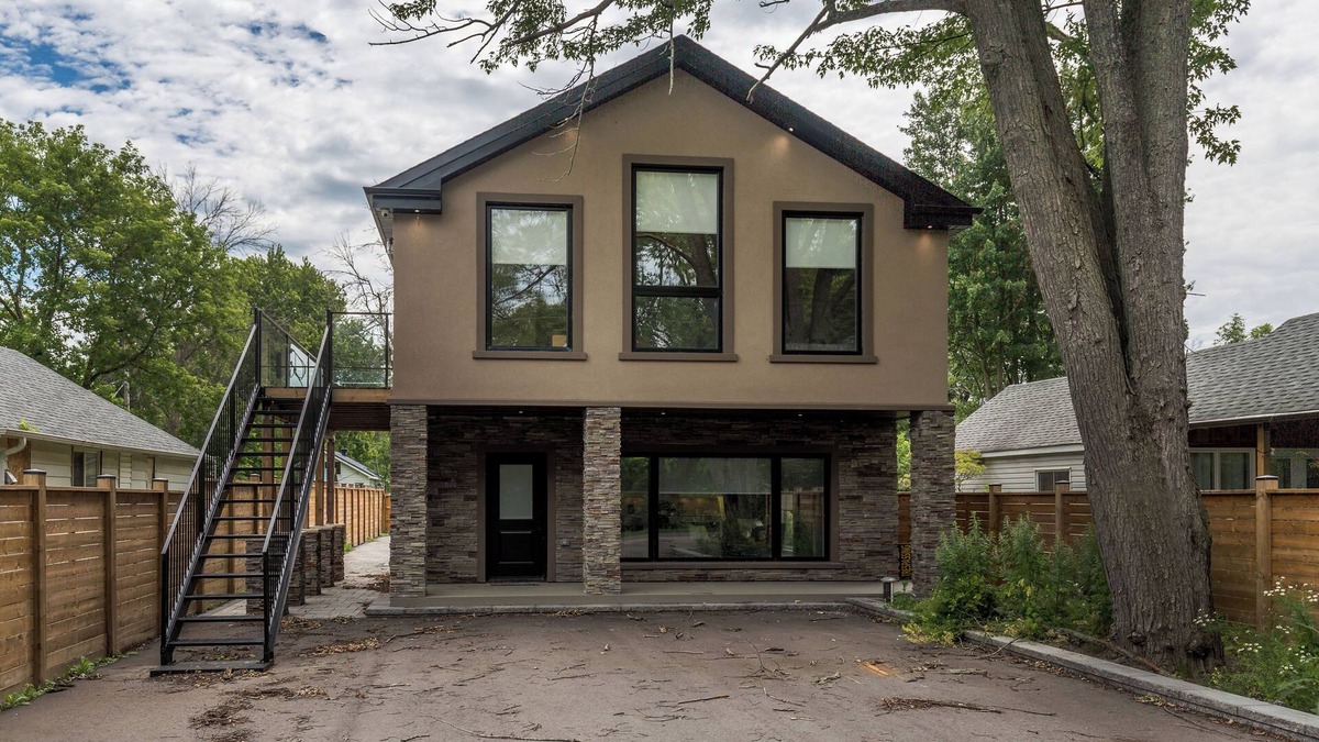 Innisfil House | Welcome to Lake House by Lis, where stunning lake views and serene sunsets await