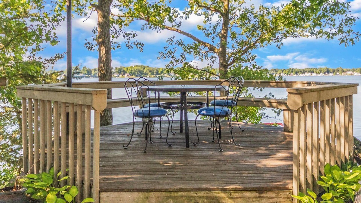 Fenwick House | Welcome to Lake Life! Your spacious WATERFRONT getaway on an all sports lake! 😎