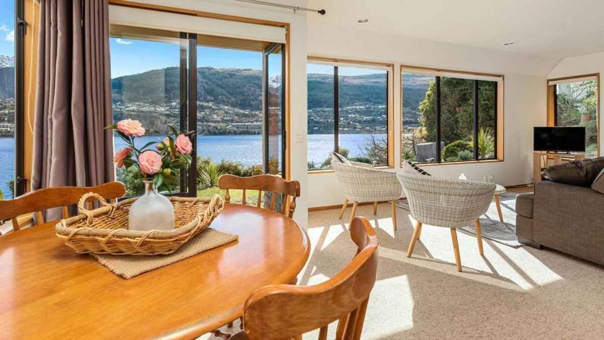Kelvin Heights Cottage | Welcome to Lakefront Cottage