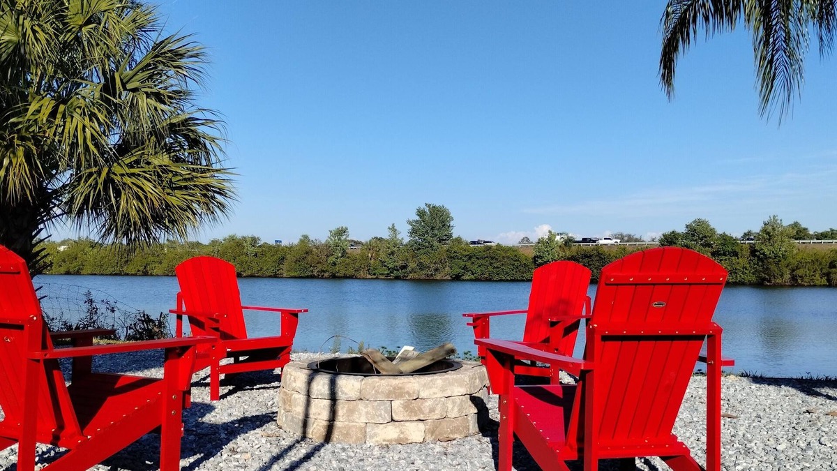 Gibsonton House | Welcome to Lakeview Oasis. Escape the city and embrace lakeside living.