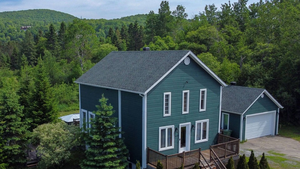 Saint-Faustin-Lac-Carre Ski Chalet | Welcome to Le Vert, our chalet on the edge of the Royal Laurentien Golf Course.