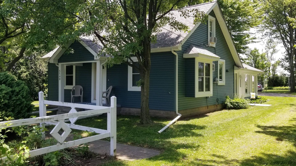 Oregon House | Welcome to Lenny's Lodge; a cozy home nestled into a thriving community.