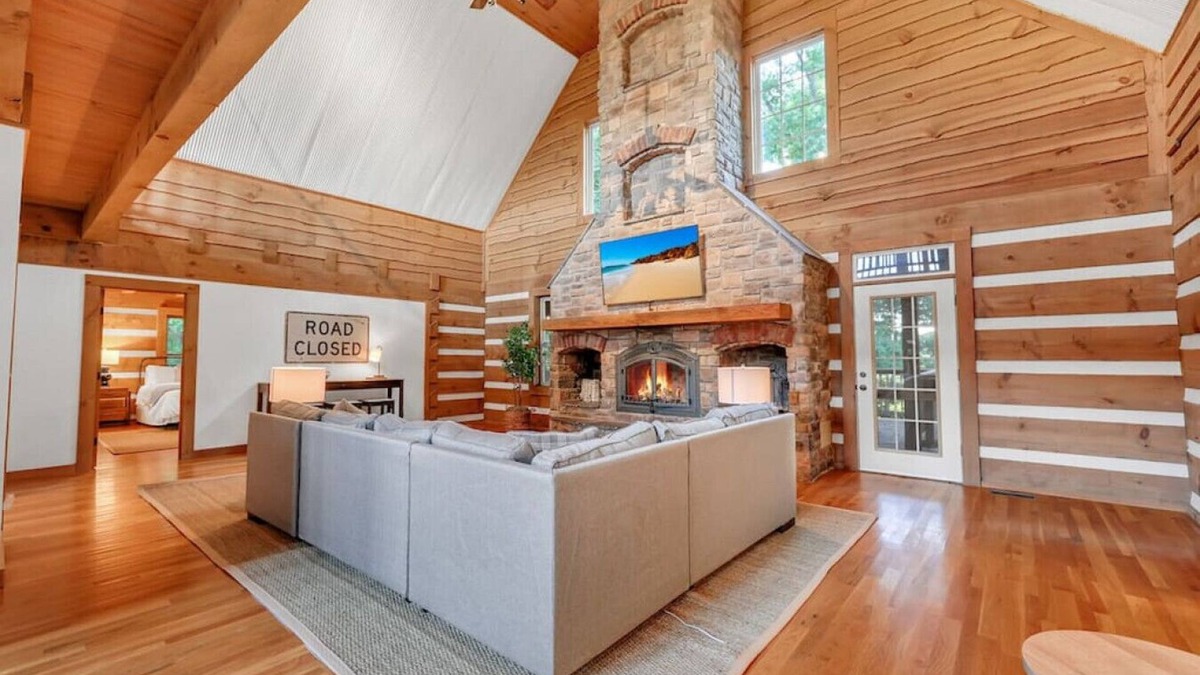 Cross Plains House | Welcome to 'Logging Off' our stunning Log Cabin 35 mins from Downtown Nashville