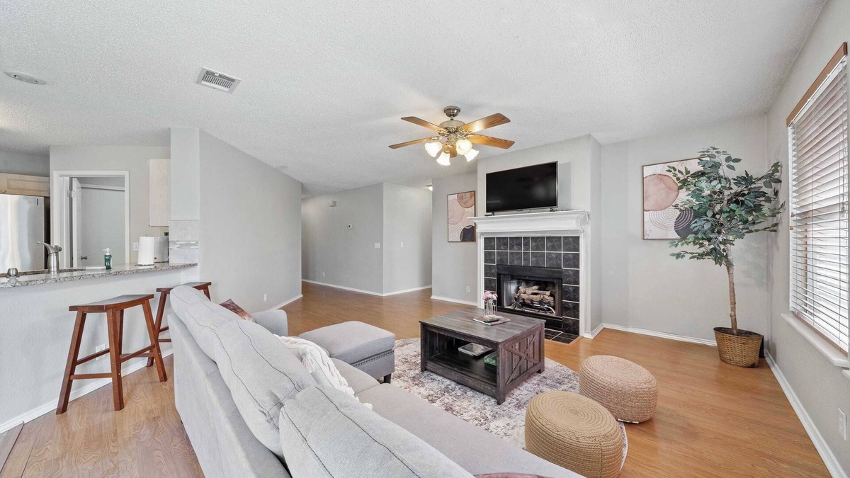 Cat Hollow House | Welcome to Luckenwald Cove Retreat-Your Home Away from Home in Round Rock #42135