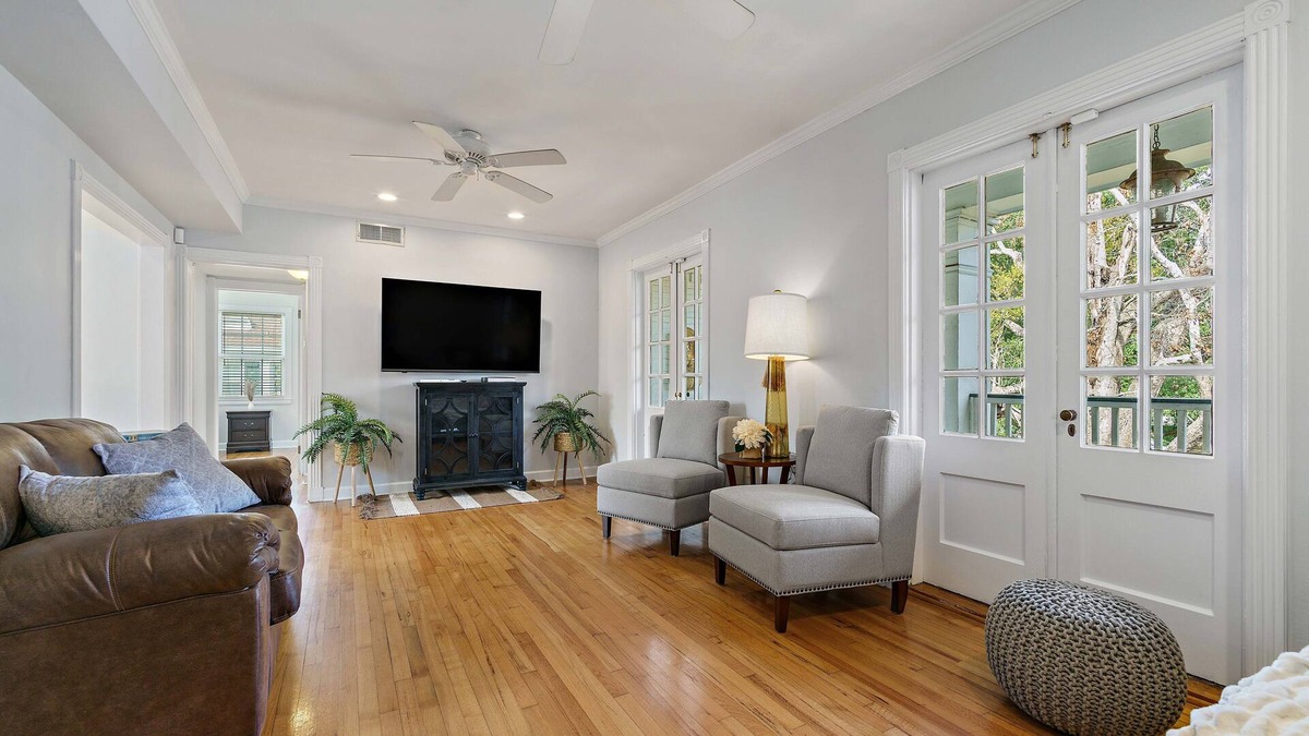 Mobile Condo | WELCOME To Nobles Cozy Condo With Warm Furnishings in Historical Midtown Mobile!