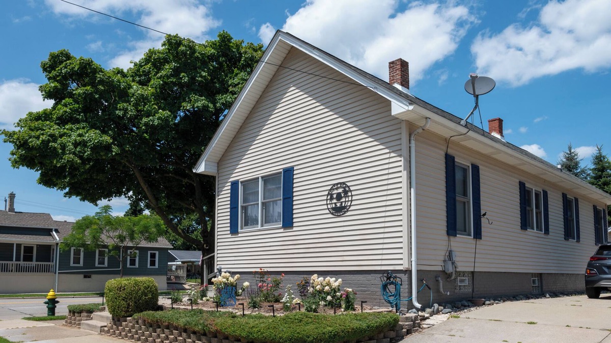 Racine House | Welcome to North Beach Bungalow!nSteps to the Beach, Minutes to Everything!