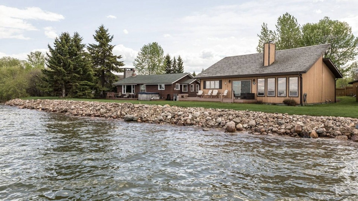Westerose House | Welcome to On the Rocks (Big Rock)Hot tub