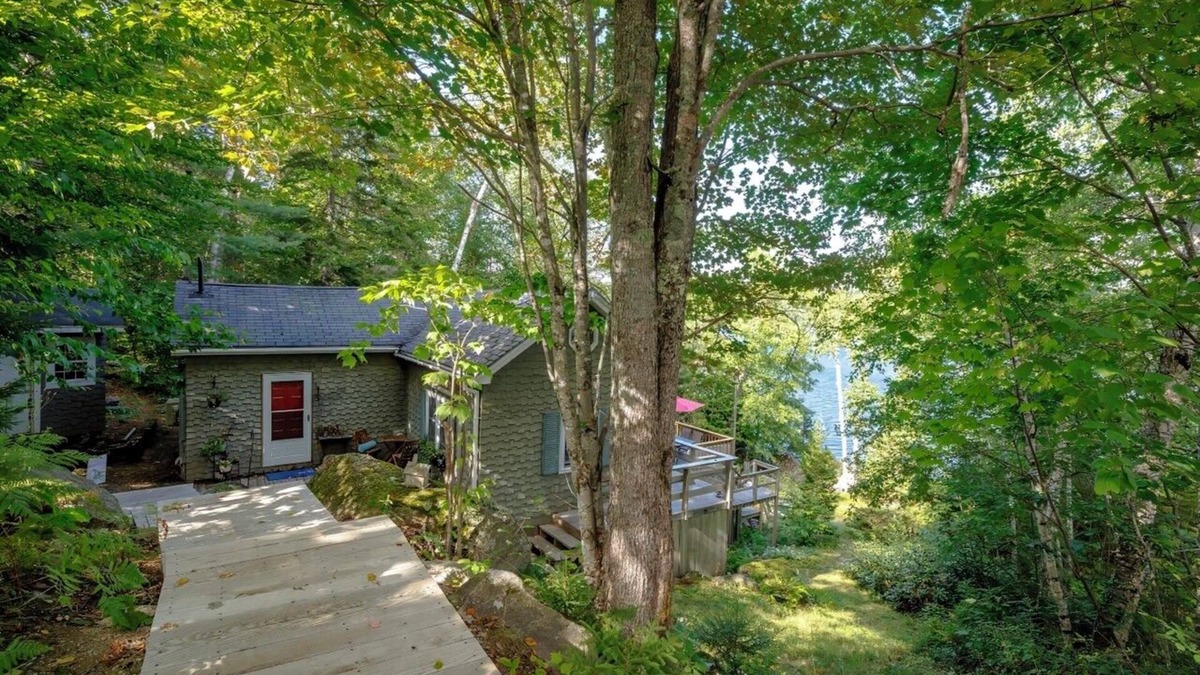 Otis Cottage | WELCOME TO "ON THE ROCKS" COTTAGEnnLakeside cottage near Acadia National Park!
