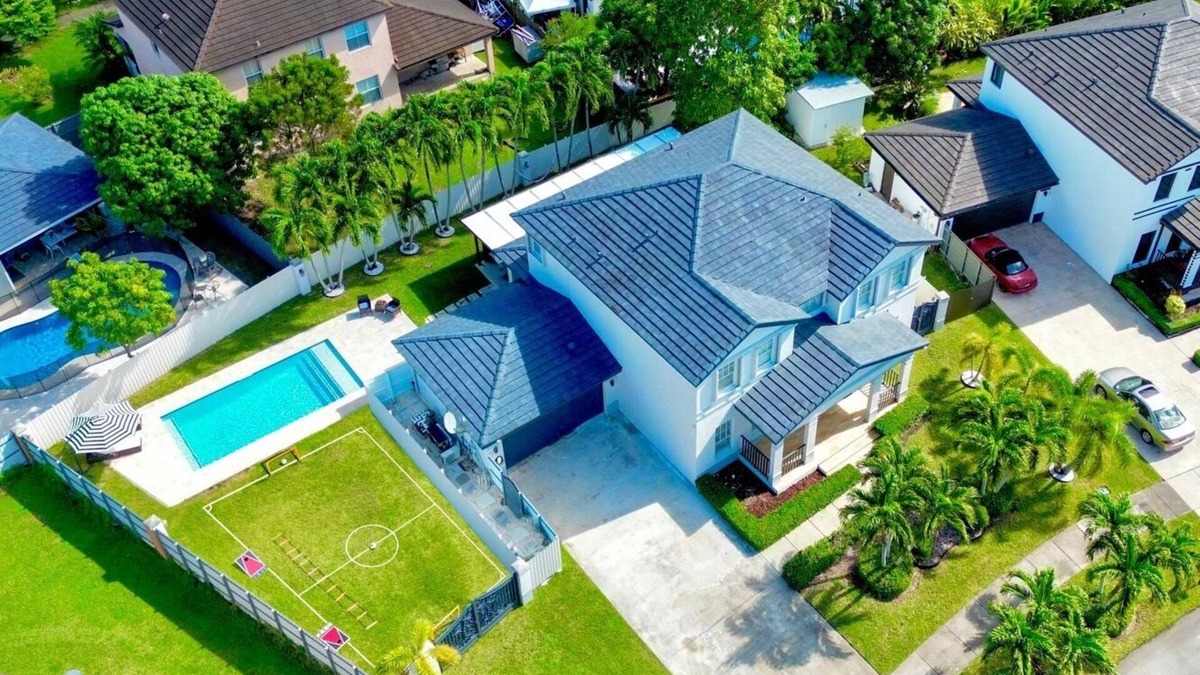 Ludlam Villa | Welcome to our Miami Getaway! Discover our stylish, comfortable luxurious villa!