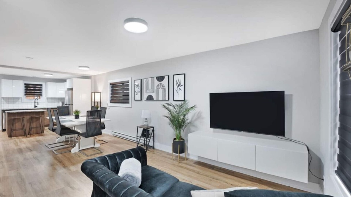 Welland Apartment | Welcome To Our Modern 2Bdrm/1Bth w/Laundry/BBQ