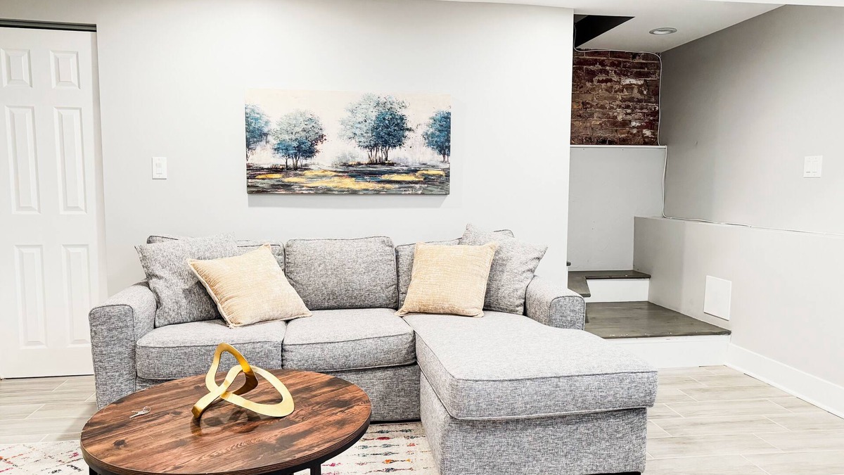 Tri-Taylor Apartment | Welcome to our modern Chicago living! Free parking, in the heart of the city.