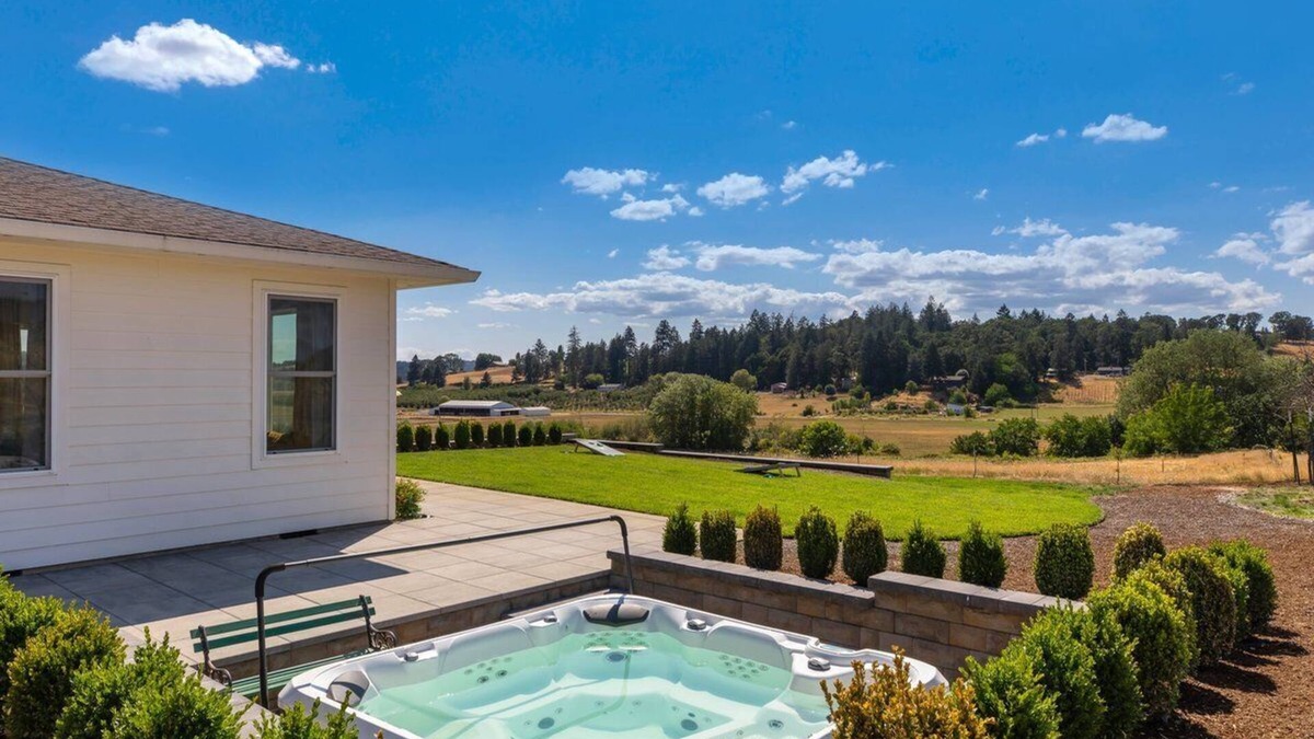 Newberg House | Welcome to Oz: A Vibrant Extended Stay Vineyardside Estate!