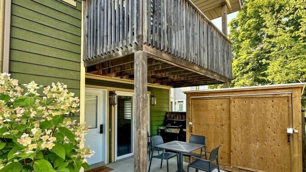 Collingwood House | Welcome to PonyTrail Spacious Family Townhome.Dog Friendly.Minutes to Blue Mountain
